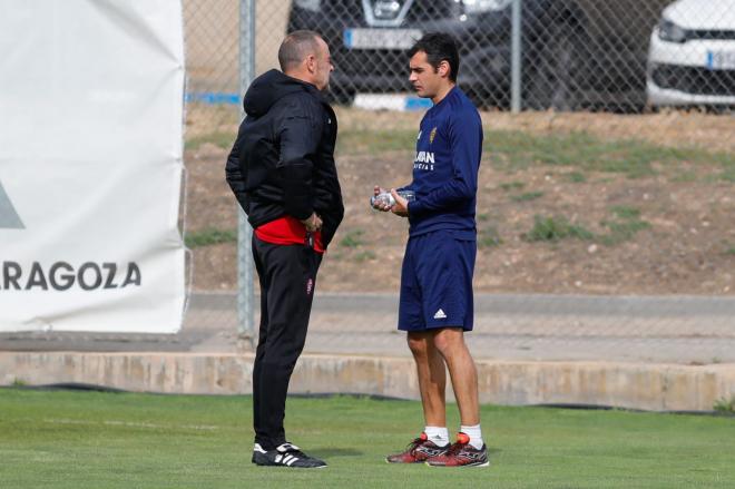 Dorado habla con Víctor Fernández en el entrenamiento del Real Zaragoza (Foto: Daniel Marzo).