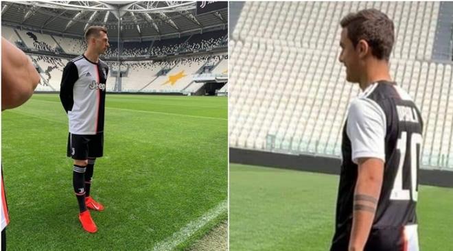 Bernardeschi y Dybala posan con la nueva camiseta de la Juventus.