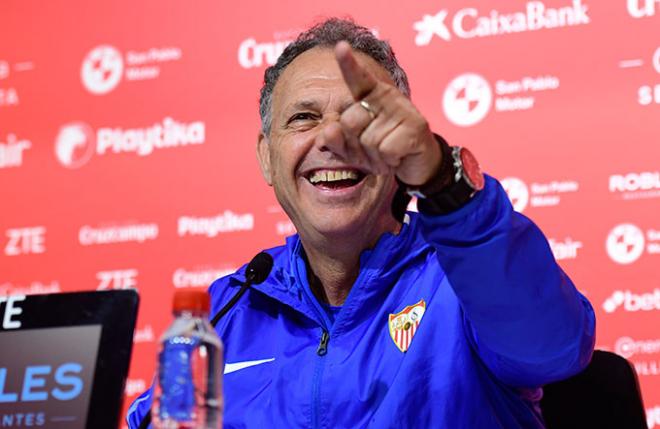 Caparrós en una comparecencia como entrenador del Sevilla (Foto: Kiko Hurtado).