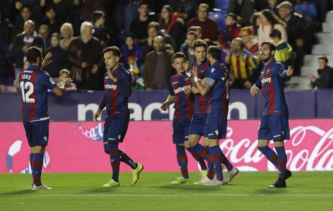 Los jugadores del Levante celebran el gol de Campaña. (Foto: David González)