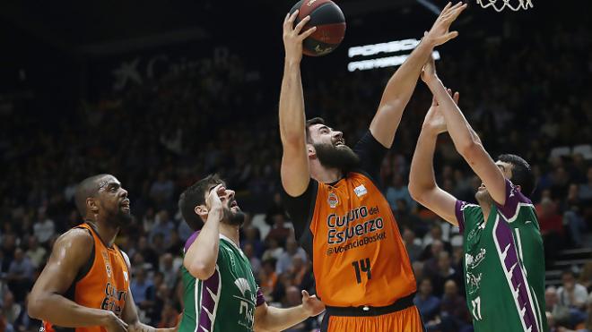 Un ambicioso Valencia Basket arrolla a Unicaja y se afianza en el cuarto puesto (96-57)