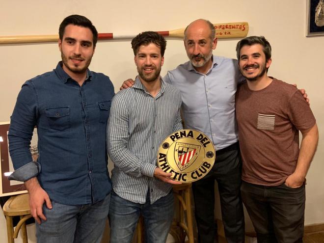 Aitor Elizegi entregó a la peña 'Somos Diferentes' la placa que la acredita como Peña Oficial (Foto: Athletic Club).