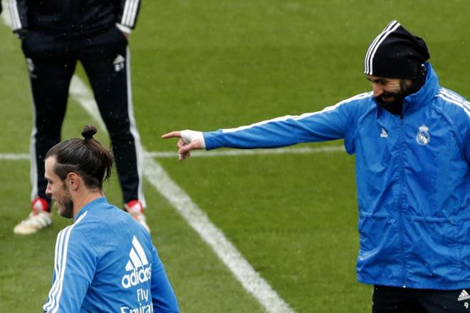 Benzema sonríe en un entrenamiento del Real Madrid junto a Bale.