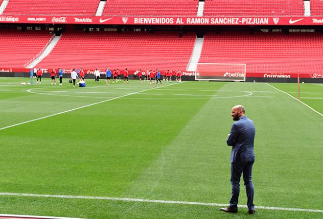 Monchi presencia el entrenamiento del Sevilla en el Sánchez-Pizjuán (Foto: Kiko Hurtado).