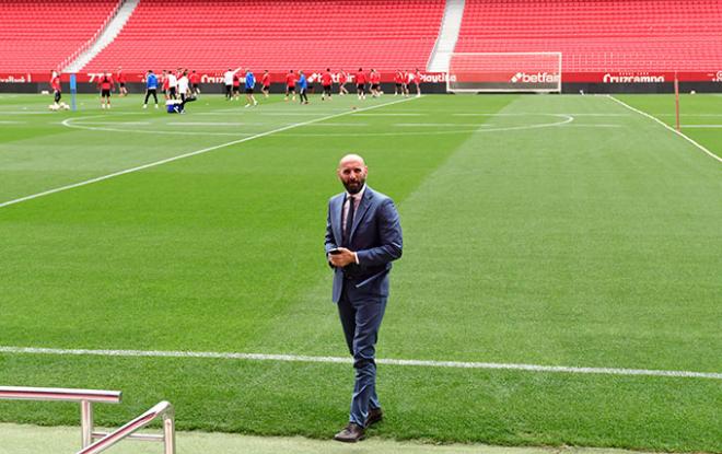 Monchi, en un entrenamiento en el Sánchez-Pizjuán.