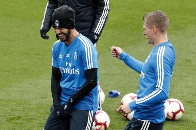 Isco se ríe en un entrenamiento del Real Madrid junto a Kroos.