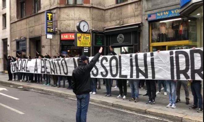 Ultras de la Lazio muestran una pancarta en honor a Mussolini en Milán (Foto: @SoyCalcio_).