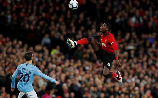 Pogba controla un balón ante Bernardo Silva en un Manchester United-Manchester City.