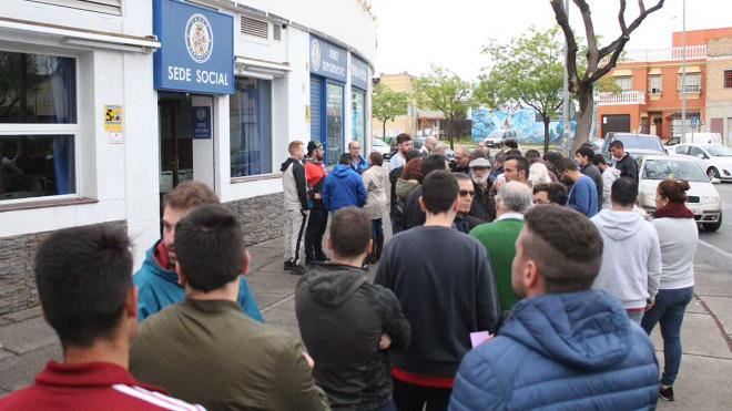 Aficionados del Xerez DFC haciendo cola para conseguir una entrada para El Rosal (Foto: XDFC).