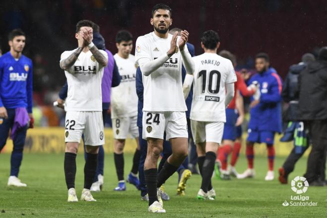 Garay aplaude a la afición en un Atlético-Valencia (Foto: LaLiga).