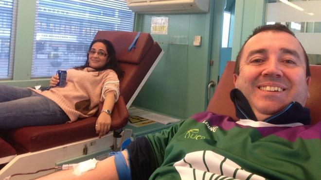 Dos donantes de sangre en anteriores iniciativas (Foto: @unicajacb).