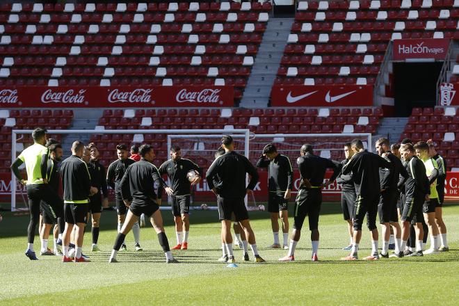 La plantilla del Sporting, durante un entrenamiento en El Molinón (Foto: Luis Manso).