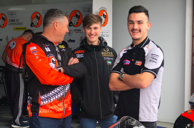 Jaume Masià y Arón Canet, colideres del Mundial de Moto3 han visitado hoy el box de la Cuna de Campeones.