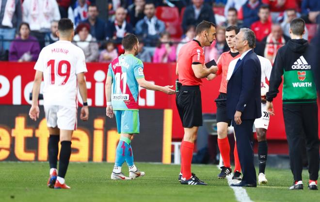 El árbitro conversa con Caparrós durante el Sevilla-Rayo (Foto: Kiko Hurtado).