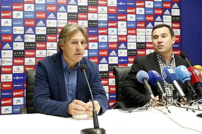 Sergio Egea, junto a Joaquín del Olmo, en su presentación como entrenador del Real Oviedo (Foto: Luis Manso).
