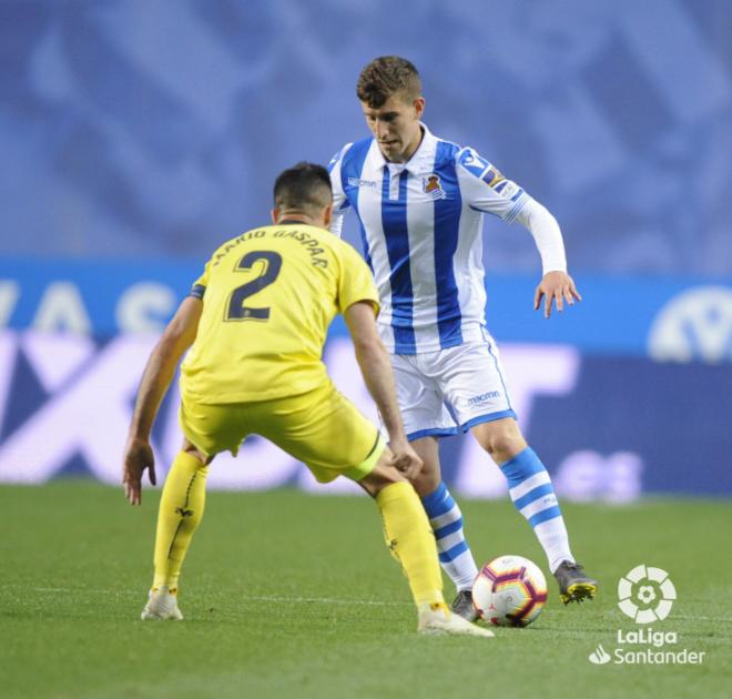 Aihen Muñoz controla un balón en el partido frente al Villarreal. (Foto: LaLiga)