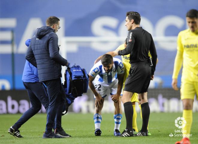 Raúl Navas es atendido por los médicos tras su lesión en el Real Sociedad-Villarreal (Foto: LaLiga).