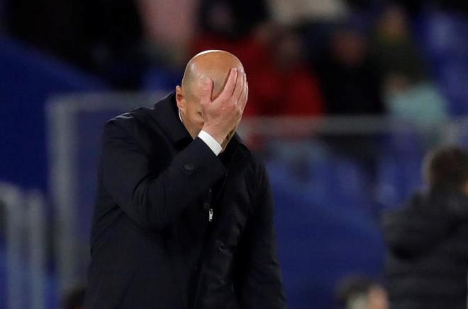 Zidane, durante un encuentro del Real Madrid, lamentándose.