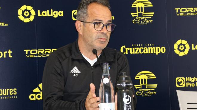 Cervera, en su rueda de prensa (Foto: Cádiz CF).