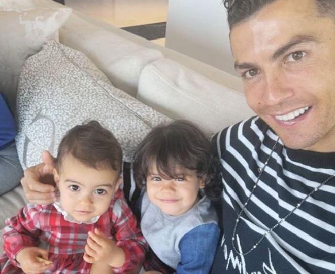 Cristiano Ronaldo posa con sus hijas Eva María y Alana Martina (@Cristiano).
