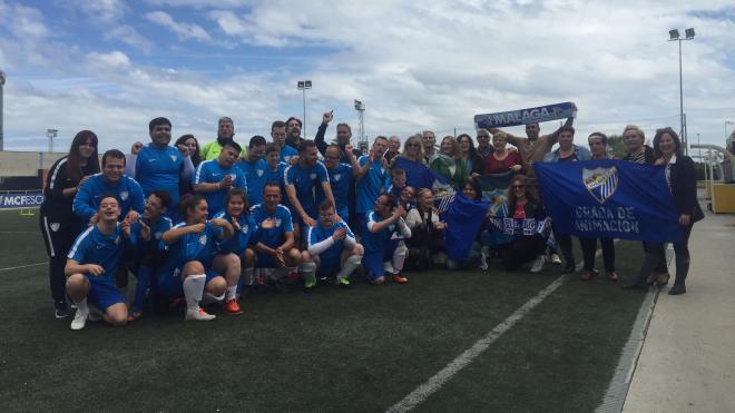 Los familiares posan con el equipo del Málaga Genuine en el campo de la Federación.