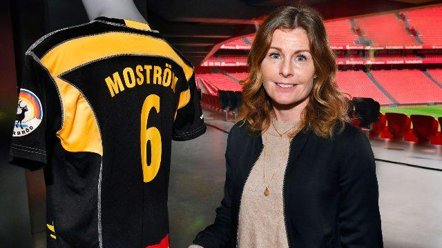 Malin Moström junto a la camiseta con el número 6 que lució durante toda su carrera con el Umeå IK (Foto: Athletic Club).