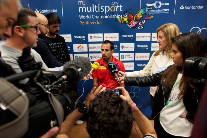 Emilio Martín atiende a los medios. (EFE)