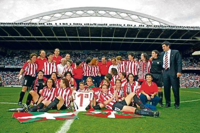 La plantilla de Iñigo Juaristi en San Mamés con su primer trofeo de la Superliga femenina (Foto: Athletic Club).