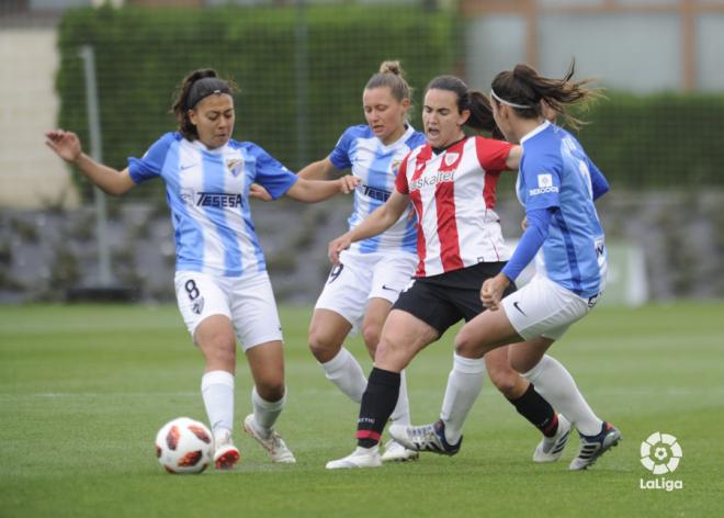 Varias jugadoras del Málaga Femenino pugna por un balón (Foto: LaLiga).