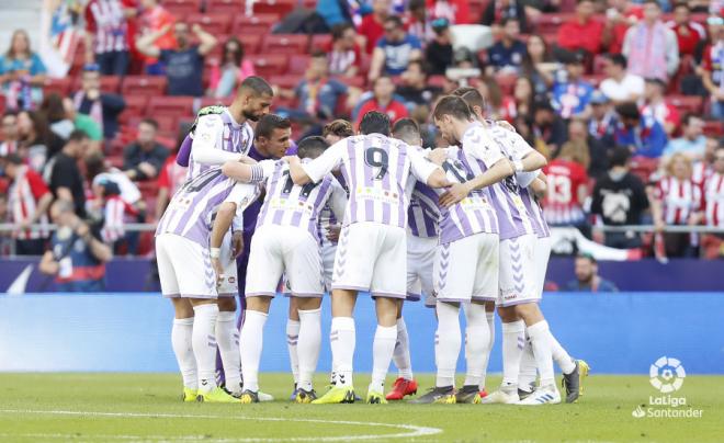 Los jugadores del Real Valladolid, antes del partido en el Wanda Metropolitano (Foto: LaLIga).