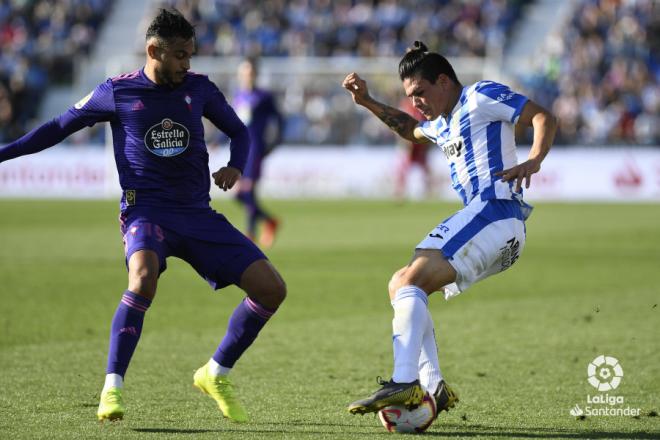 Boufal presiona a un rival durante un partido con el Celta de Vigo (Foto: LaLiga).