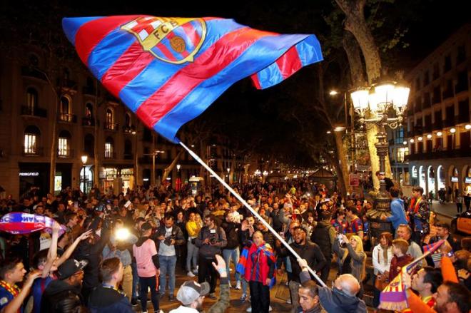 Los aficionados del Barça festejan LaLiga en Canaletas (Foto: EFE).
