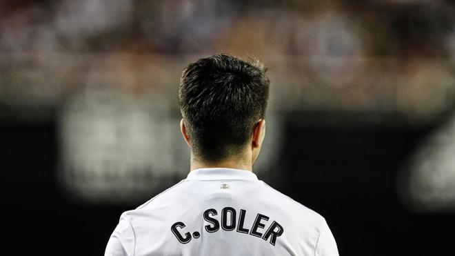 Carlos Soler durante un partido en Mestalla. (Foto: Valencia CF)