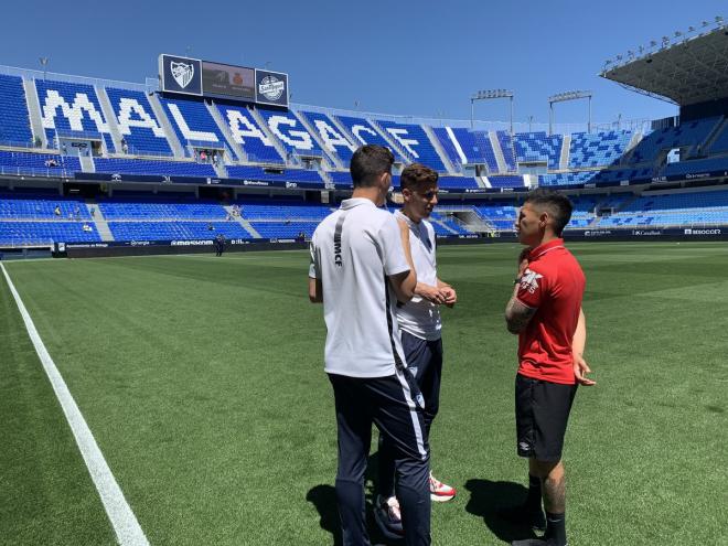 Iván Alejo y Pau Torres charlan con Leo Suárez antes del partido (Foto: Mallorca).