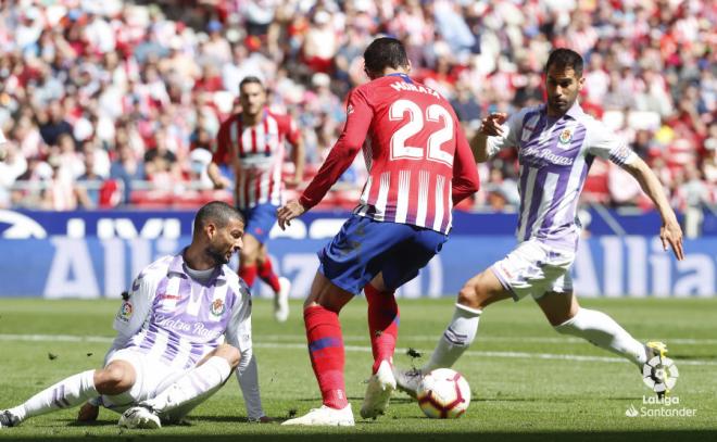 Joaquín y Moyano presionan a Morata en el duelo disputado en el Wanda Metropolitano (Foto: LaLiga).