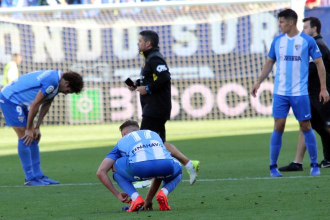 Varios jugadores del Málaga se lamentan al final del partido (Foto: Paco Rodríguez).