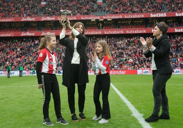Malin Mostrom, junto a sus hijas, recibió el 'One Club Woman'de manos de Eli Ibarra (Foto: Athletic Club).