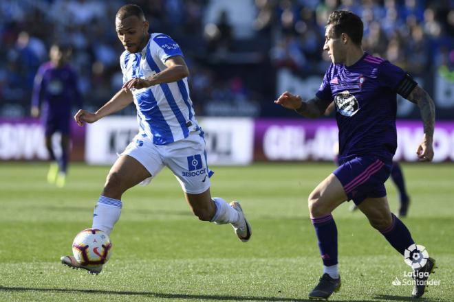 Mallo persigue a En-Nesyri (Foto: LaLiga).