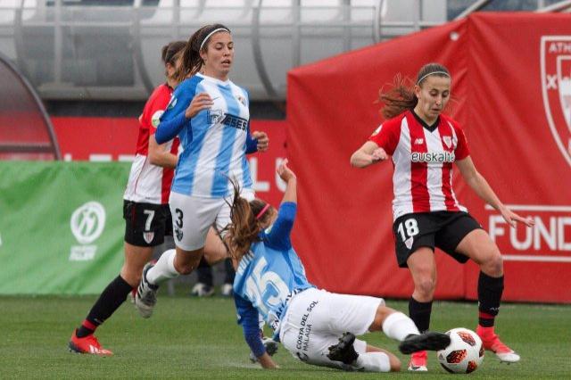 Ruth intenta rebañar un balón a Marta Perea (Foto: Athletic Club).