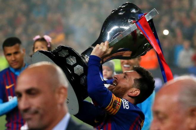 Messi alza la copa de LaLiga Santander.