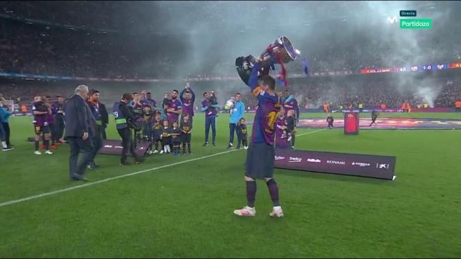 Leo Messi levanta el título que acredita al FC Barcelona como campeón de LaLiga Santander.