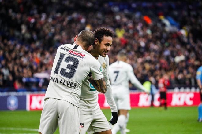 Neymar y Dani Alves celebran uno de los goles de la final de la Copa de Francia.
