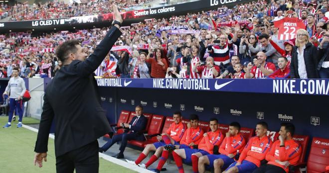 Simeone saluda a su familia desde el césped del Metropolitano (Foto: ATM).