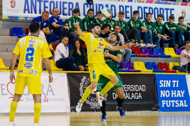 Raúl y Miguel Fernández saltan a por el balón.