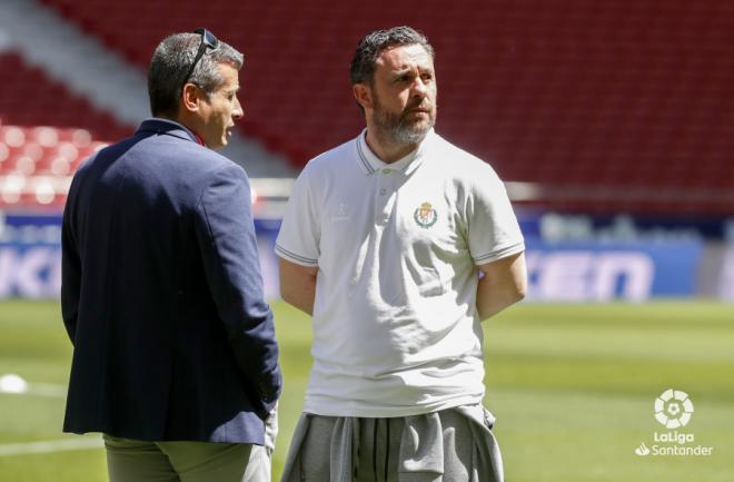 Miguel Ángel Gómez habla con Sergio González antes del partido en el Wanda (Foto: LaLiga).
