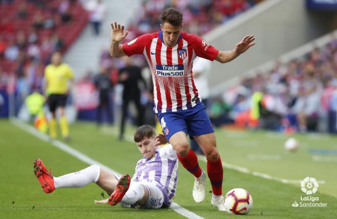 Arias deja salir la pelota ante Toni.