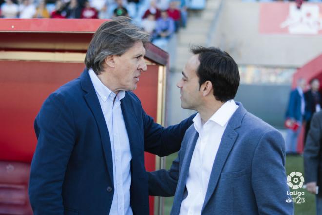 Sergio Egea saluda a Fran Fernández en la previa del Almería-Real Oviedo (Foto: LaLiga).