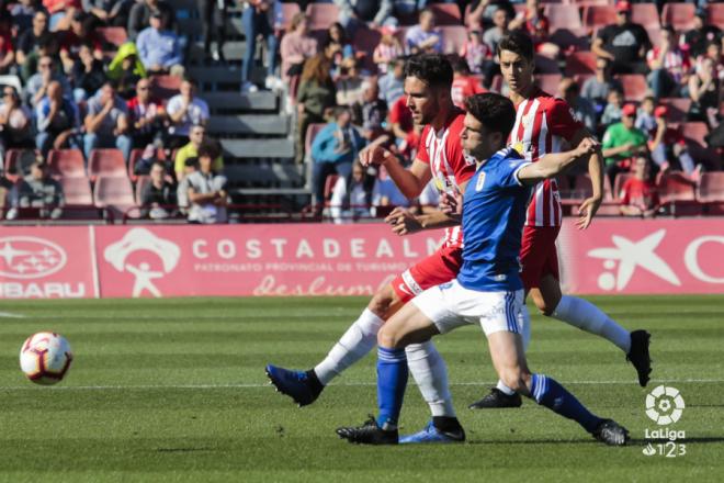 Jimmy protagoniza un lance en el choque ante el Almería (Foto: LaLiga).