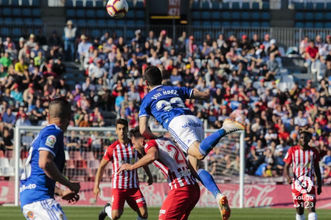 Javi Hernández salta a cabecear un balón en el Almería-Real Oviedo (Foto: LaLiga).