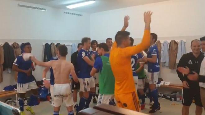 Celebración del Real Oviedo en el vestuario tras vencer al Almería (Foto: Real Oviedo).